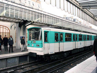 ポスターの前でピピッ！　携帯にメッセージ 画像