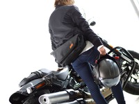 バイクから降りても持ち歩きたい、防水メッセンジャー型サイドバッグ発売　ドッペルギャンガー 画像