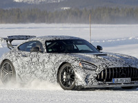 700馬力の雪上ドリフト!メルセデスAMG GT R「ブラックシリーズ」最新プロトが進化 画像