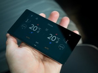ベントレー フライングスパー 新型、スマホサイズの「タッチスクリーンリモート」採用…後席乗員が各種機能を遠隔操作 画像