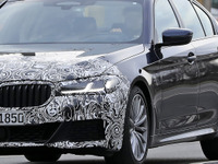 BMW 5シリーズ 改良新型、標準モデルと「Mスポーツ」をダブルスクープ! 画像
