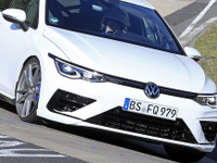 5ポイントLEDはナシ!? VW ゴルフR 新型、333馬力でニュルを激走 画像