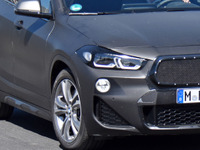 BMW X2 もグリル大型化か…新ヘッドライトも装着、改良新型をスクープ! 画像