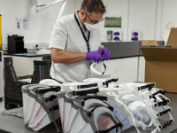 ジャガー・ランドローバー、フェイスシールドを出荷…緊急対応組織向け車両も倍増 画像