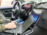 メルセデス・マイバッハSクラス 次期型、iPad Proより巨大なタッチスクリーンを激写! 画像