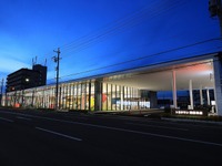 国内最大級のトヨタディーラー「TOYOTOWN 四日市」オープン…希少なカタログコレクションも常設展示 画像