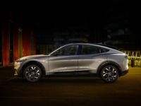 フォードのEV、マスタング・マッハE に無線アップデート導入へ…2分以内に更新完了 画像