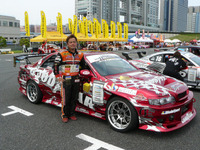 【D1 エキシビション】600馬力のマシンに同乗走行! 画像
