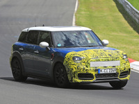 ニュル爆走!MINI クロスオーバー 改良新型、ついに最終デザイン見えた 画像