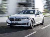 BMW 5シリーズ セダン に改良新型、48Vマイルドハイブリッドを拡大展開…欧州発表 画像