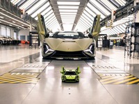 ランボルギーニ初のHVスーパーカー、レゴ3696ピースで忠実に再現 画像