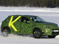 日本市場投入の可能性は…フランスのDNA受け継いだオペルの小型SUV「モッカX」を激写 画像