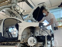 VW ゴルフ EV、購入者が組み立てに参加できる…パワートレイン装着も可能 画像