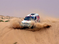 【2002パリ〜ダカールラリー】第13レグ---三菱軍団に同士討ち 画像