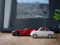 マツダ100周年、デザイナーが手掛けたグッズ「マツダコレクション」を発売…モデルカーは40種類 画像