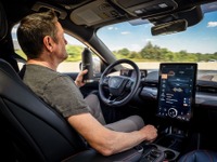 フォード マスタング EV、高速道路でハンズフリー走行が可能に…前方を注視しないと自動減速 画像
