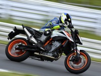 【KTM 890デュークR 試乗】「790」からのプラスアルファは想像以上…鈴木大五郎 画像