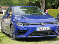 ついに「Rブルー」で出現…VW ゴルフR 新型、内外装ほぼ全て見えた 画像