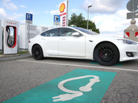 テスラ株急伸、時価総額22兆円、トヨタ超え“世界一［新聞ウォッチ］ 画像