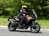 【KTM アドベンチャーシリーズ 試乗】本気になったKTMは、やはり恐ろしい存在だった…鈴木大五郎 画像