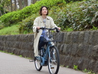 クルマと同じ制限速度までOK?右折レーンを使うのは?「意外と知らない」では済まされない 自転車の乗り方【岩貞るみこの人道車医】 画像