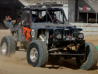【MotorTrend】減速しないとクルマが燃える?もはやマッド・マックス!世界一過酷なレースに参戦…シフティング・ギア 画像