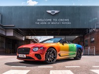 レインボーカラーのベントレー公開、LGBTQ+の誇りや地域への感謝を表現 画像