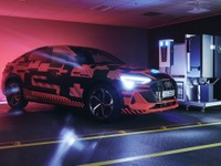 アウディ e-tron、住宅に1週間分の電力を供給…EVの双方向充電を研究開発 画像