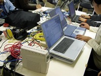 【オートサロン2002続報】幕張臨時分室のモバイルLAN、気になるFOMAは? 画像