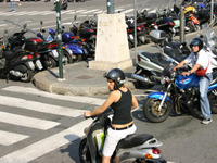 ノーヘルで捕まるとヘルメットがもらえる！ 画像