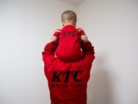 工具メーカーがベビーロンパース発売…パパのツナギとお揃い KTC 画像