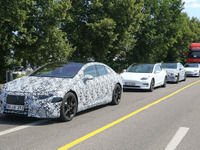 メルセデスベンツ EQS、テスラ従え公道比較テスト…市販型デザインついに見えた！ 画像