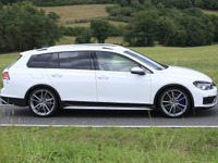 VW ゴルフヴァリアント 新型にも最強の「R」!オールトラック風の開発車両を目撃 画像