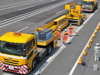 高速道路作業員を守る新車両、全長15.9mから23.35mに「トランスフォーム」 画像