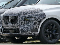 フロントが大変身!? BMWの旗艦SUV『X7』、2021年に初の大改良へ 画像