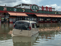 台風シーズン、車両からの脱出手順の確認を…車が水没した場合 画像