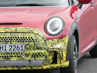 MINI クーパーS コンバーチブル 改良新型、ニュルに初見参!これが最終デザインだ 画像