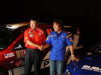 【WRCラリージャパン】新井、田口の両選手がガッチリ握手 画像