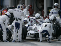 BMWザウバーのメカニック、テスト中に感電 画像