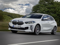 BMW の「ti」が 1シリーズ で復活へ 、ゴルフGTI 新型に対抗のFFスポーツに…プロトタイプの写真 画像