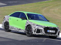 ランボグリーンが眩しい!アウディ RS3セダン 次期型プロト、限界露出でニュル爆走 画像