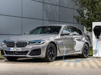 BMW 5シリーズ 改良新型、PHVが5車種に拡大へ…今秋から欧州で 画像