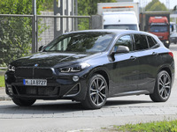 初のタッチスクリーンとワイドグリル採用?BMW X2 改良新型、登場は2021年内か 画像