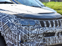 ジープ コンパス 改良新型はデザイン大刷新!? 巨大インフォテインメントシステム搭載も 画像