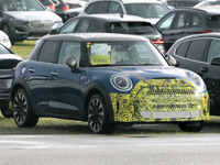 MINIのEV「クーパーSE」が早くも大幅改良へ着手、情報表示系システムが変わる? 画像