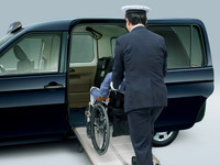 車椅子利用者のタクシー乗車拒否問題、国交相「厳正の対処」 画像