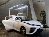トヨタ ミライ のオープンカー、ローマ教皇に納車…パレード用「パパモービレ」 画像