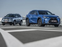 レクサス UXハイブリッド、ブランド最初のHVと比較対決…15年の進化は？ 画像