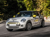 MINI『クーパーSE』、モータースポーツデビュー…EVレーサー開発プロジェクトの一環 画像