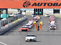 迅速かつ確実に作業をこなすオフィシャル…SUPER GT 第6戦 画像